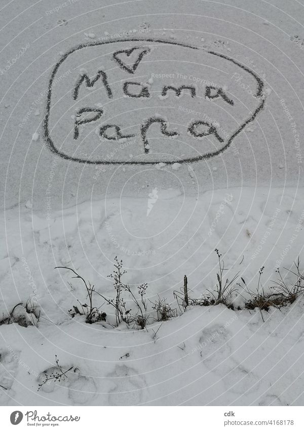 Kindheit | Liebeserklärung auf Eis Mama Papa Herz Schrift Botschaft auf Eis gezeichnet Winter Familie zugefrorener Weiher Schnee Schneebotschaft zusammen