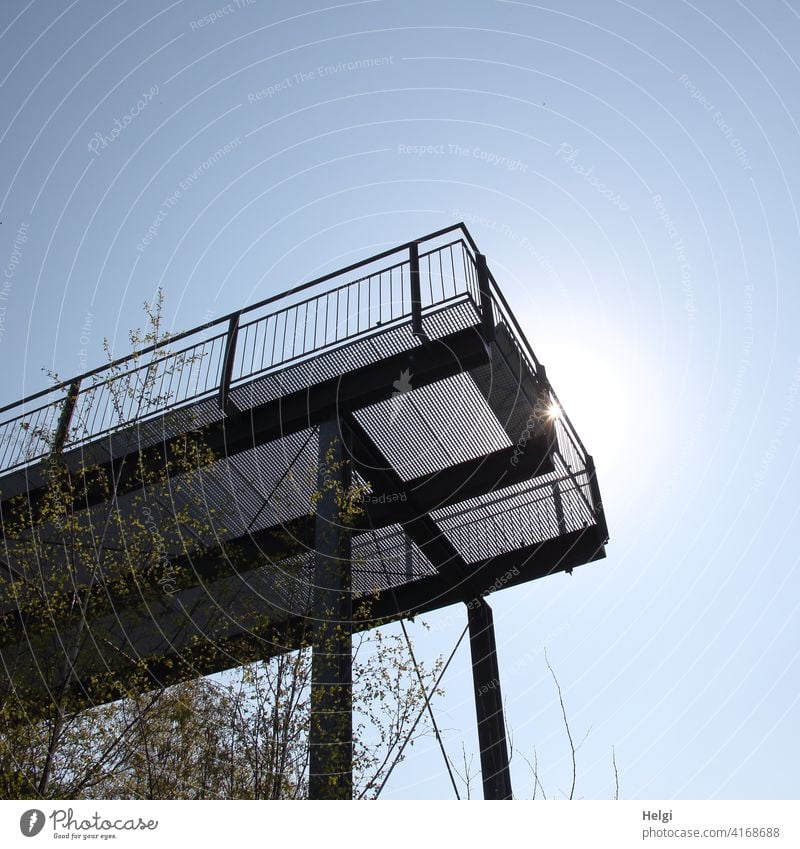 sonnige Aussicht - Aussichtsplattform aus Metall im Gegenlicht, Froschperspektive Aussichtspunkt Plattform Sonnenlicht Sonnenschein Licht Schatten Himmel