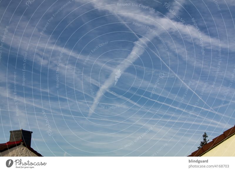 Vorcoronare Himmelsbewegungsaufzeichnungen Dach Dächer Kondensstreifen Flugverkehr Wolken Schönes Wetter Außenaufnahme blau Menschenleer Sommer Tanne Umwelt