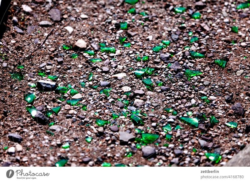 Grüne Glasscherben glas glasscherben splitter glassplitter grün erde erdboden glück struktur zerschlagen gewalt chaos verwahrlost müll abfall schutt unordnung