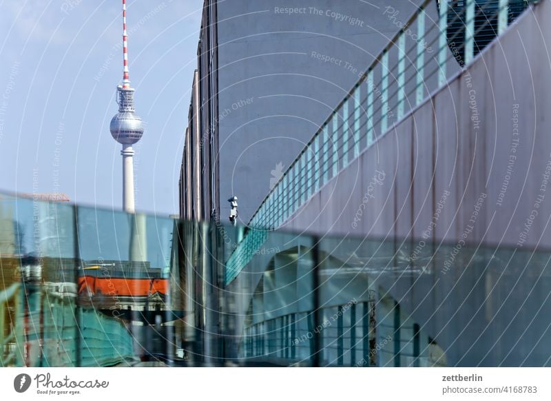 Ferensehturm hinter dem Bundeskanzleramt architektur berlin bundeskanzleramt büro city deutschland hauptstadt haus himmel hochhaus innenstadt mitte modern