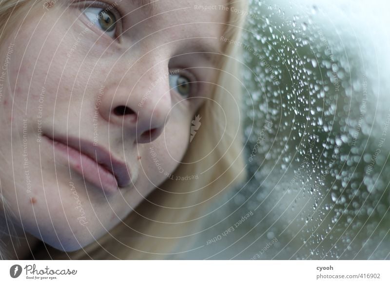 thoughts. Junge Frau Jugendliche Kopf Gesicht Auge Mund 18-30 Jahre Erwachsene beobachten Denken hören Blick träumen Traurigkeit dunkel kalt nah nass blau Sorge