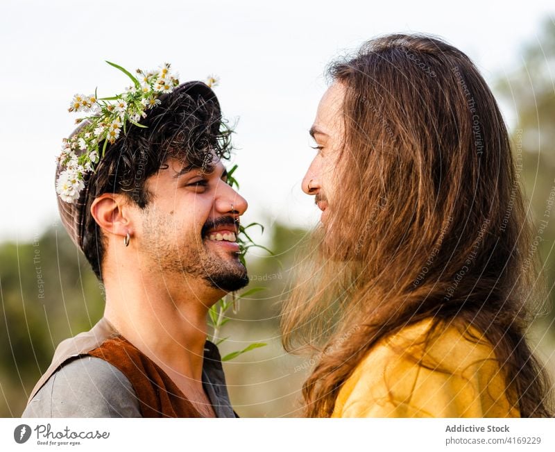 Glückliches schwules Paar in der Natur Homosexualität Männer Liebe Umarmen Leidenschaft itim romantisch Partnerschaft lgbt jung ethnisch männlich Zusammensein