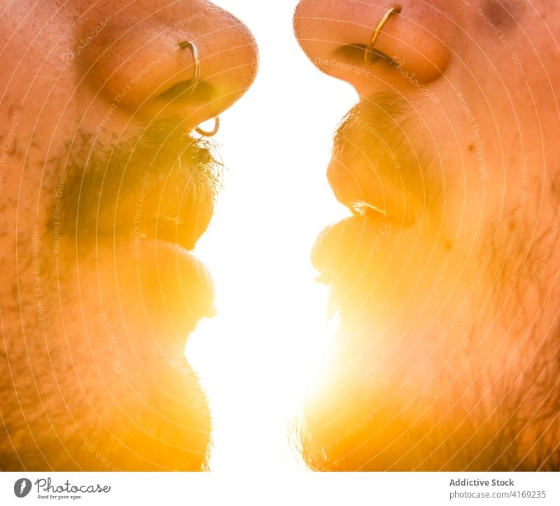 Glückliches schwules Liebespaar küsst sich im Sonnenlicht Paar Homosexualität Kuss Männer romantisch Zuneigung Sonnenuntergang Umarmung Partnerschaft lgbt jung