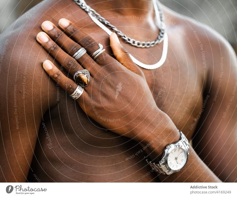 Crop schwarzer Mann in stilvollen Ringen Hand Silber Accessoire trendy Stil Schmuck nackter Torso cool männlich ethnisch Afroamerikaner ohne Hemd Mode
