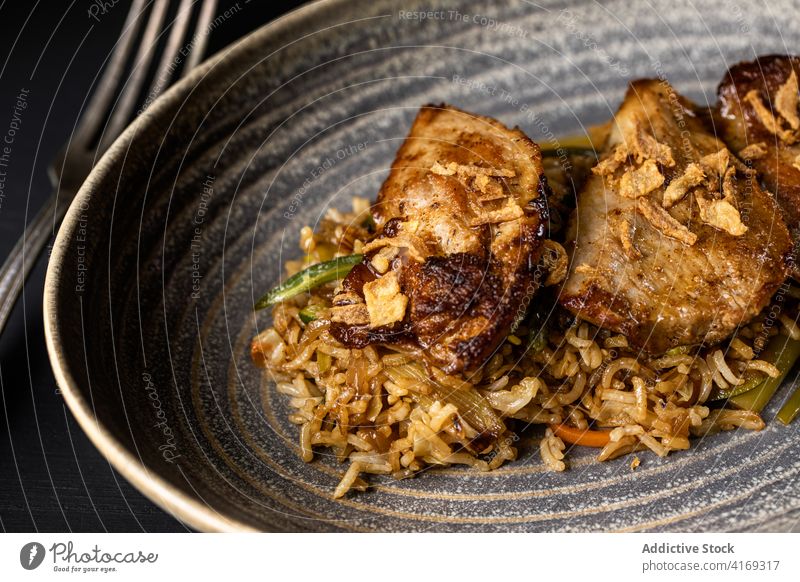 Appetitliches Schweinefleisch mit Reis im Teller Speise chaufa Restaurant dienen Gewürz Gastronomie teuer Fleisch lecker Tisch Lebensmittel frisch Tradition