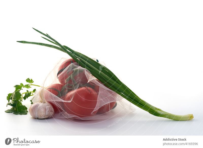 Gemüse im Plastikbeutel Lebensmittel Tomaten Ökologie durchsichtig weiß Bestandteil grün Abfall Textur Licht im Innenbereich Atelier Mahlzeit Veganer Vegetarier