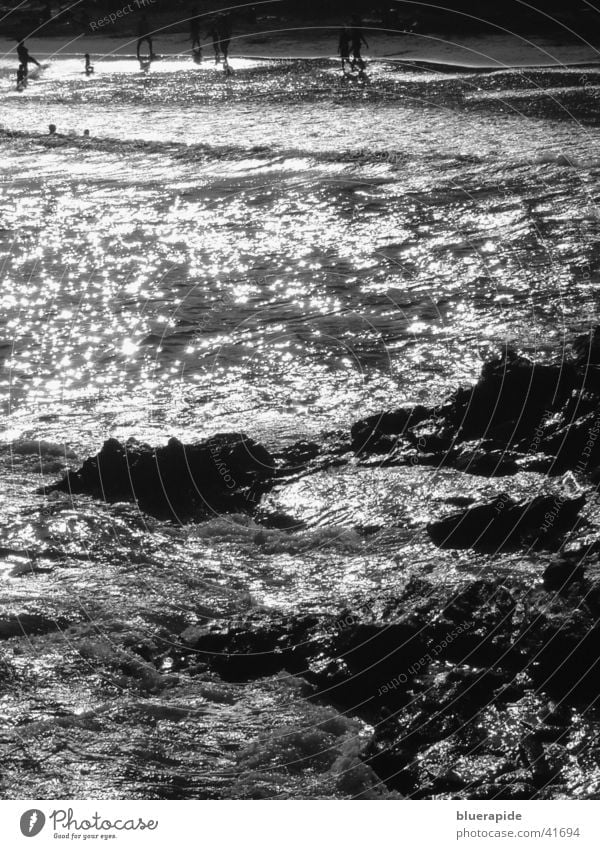 Nachtspektakel Strand Meer Küste glänzend Stimmung Wellen Wasser Felsen Stein Mensch Schwimmen & Baden Lampe Wind