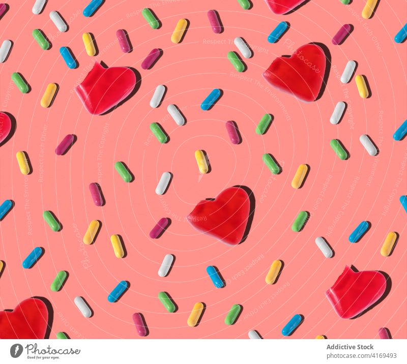 Muster aus verschiedenen Geleebonbons auf rosa Hintergrund Götterspeise Bonbon süß Konditorei Herz Form übergangslos lecker Leckerbissen klein farbenfroh