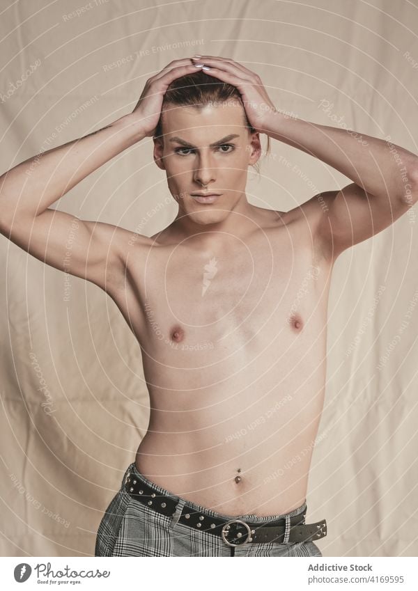 Sinnliches androgynes männliches Modell, das den Kopf berührt Mann sinnlich ohne Hemd schlank Transgender Verlockung Angebot Vorschein jung queer lgbtq