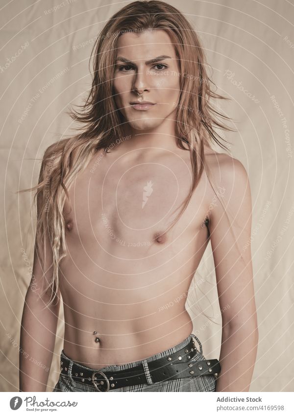 Androgyner Mann ohne Hemd mit langen Haaren androgyn Stil Vorschein schlank Model lange Haare jung Transgender männlich Individualität sinnlich Torso Make-up
