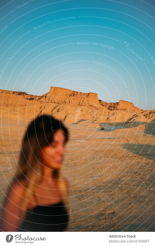 Entzückte Frau genießt Sommerurlaub in der Wüste bardenas reales Reisender Sonnenuntergang Tourismus genießen Tal wüst trocknen Spanien Sonnenlicht Natur Glück
