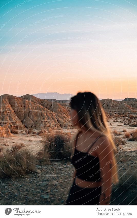 Entzückte Frau genießt Sommerurlaub in der Wüste bardenas reales Reisender Sonnenuntergang Tourismus genießen Tal wüst trocknen Spanien Sonnenlicht Natur Glück