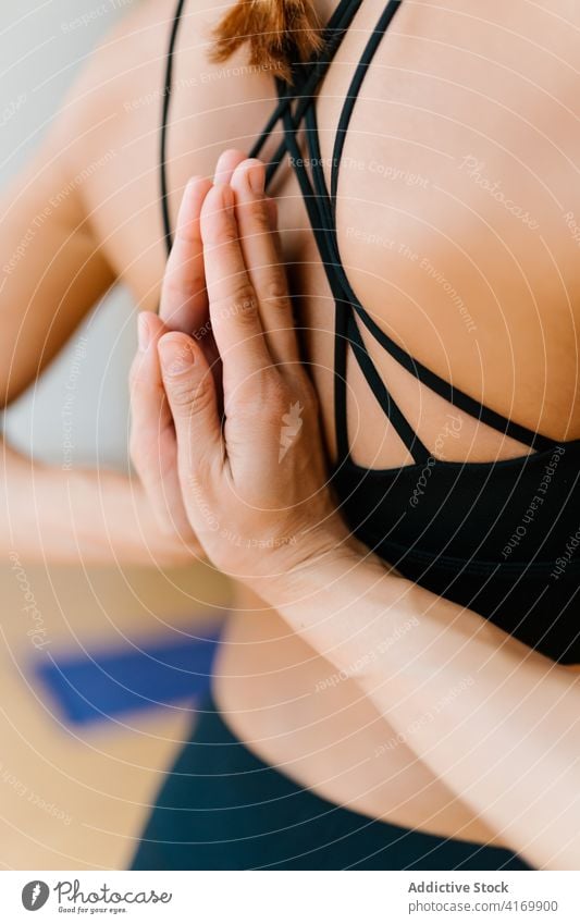 Unbekannte Frau mit hinter dem Rücken verschränkten Händen meditieren Yoga Atelier Hände gefaltet Zen üben Wellness Asana Lektion schlank Gesundheit