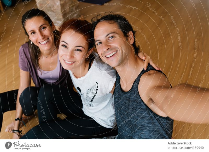 Menschen nehmen Selfie während Yoga-Lektion Mann Frauen Zusammensein Atelier Lächeln Smartphone Umarmung Pause Menschengruppe Glück heiter sich[Akk] entspannen