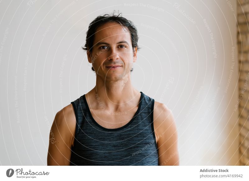 Mann schaut in die Kamera im Yogastudio Atelier Lektion Pause Vorschein üben sich[Akk] entspannen Windstille Gesundheit männlich Erwachsener ethnisch modern