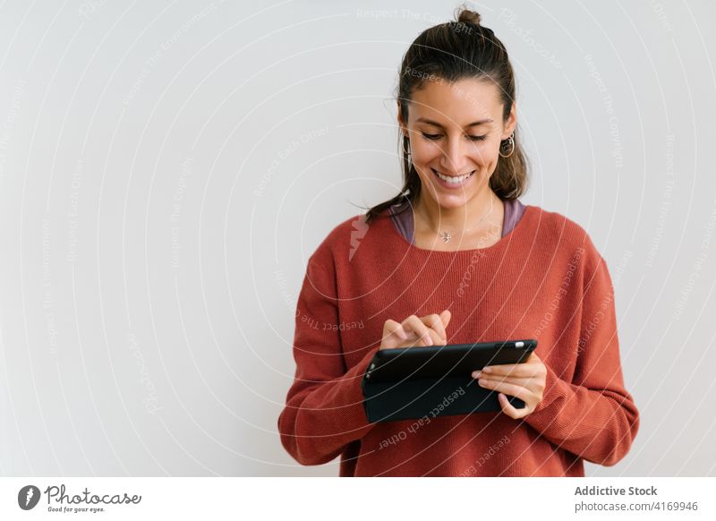 Frau mit modernem Tablet Tablette benutzend Daten Raum gemütlich lässig Erwachsener Anschluss Surfen online Internet Browsen Apparatur Gerät Information digital