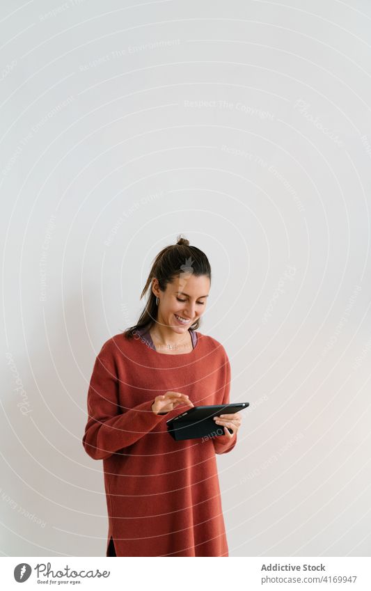 Frau mit modernem Tablet Tablette benutzend Daten Raum gemütlich lässig Erwachsener Anschluss Surfen online Internet Browsen Apparatur Gerät Information digital