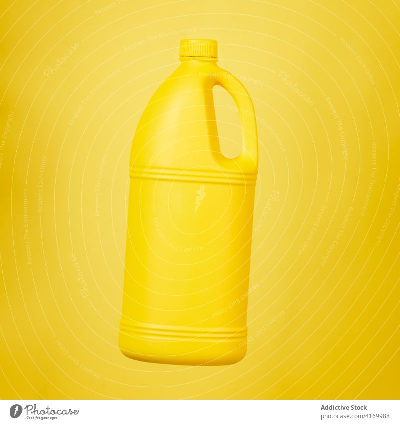 Plastikflasche von Waschmittel auf gelbem Hintergrund Kunststoff Flasche Spülmittel reinigen Sauberkeit Hygiene Container liquide Produkt Haushalt Hausarbeit