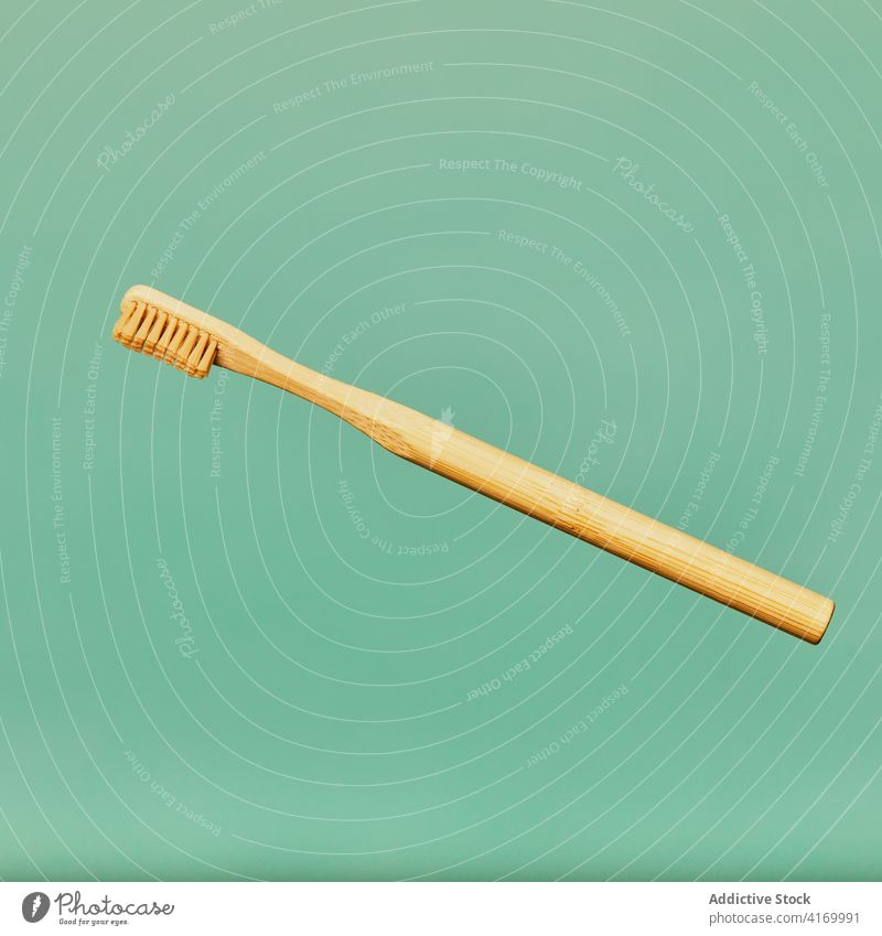 Natürliche Zahnbürste aus Bambus im Studio umweltfreundlich mündlich Hygiene natürlich Öko Material alternativ Ökologie dental Pflege Atelier Gesundheitswesen
