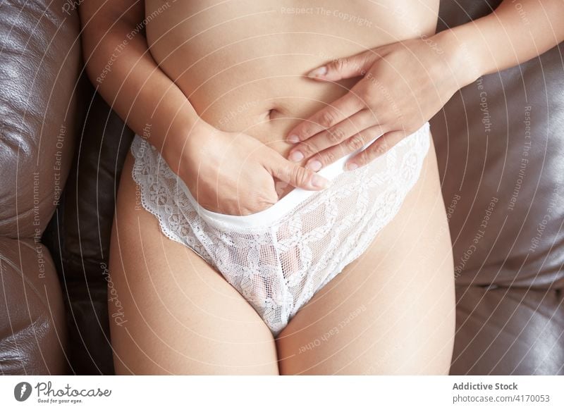 Crop Frau masturbiert auf dem Bett masturbieren Vergnügen itim berühren sexy stimulieren Orgasmus sinnlich Frauenunterhose Klitoris Lügen heiß sexuell Begierde