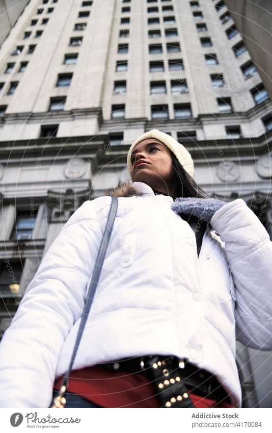 Schwarze Frau beim Spaziergang in der Stadt warm Jacke weiß Großstadt schlendern kalt warme Kleidung Oberbekleidung trendy ethnisch schwarz Afroamerikaner USA