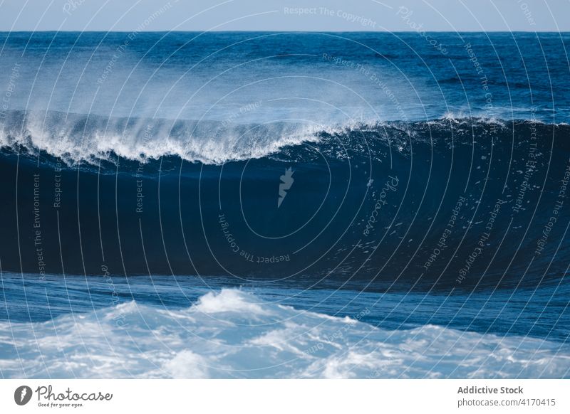 Schaumige Wellen rollen im Ozean auf MEER Meer winken platschen schäumen Kraft Wasser Natur Energie Meereslandschaft Oberfläche Himmel marin aqua Bewegung