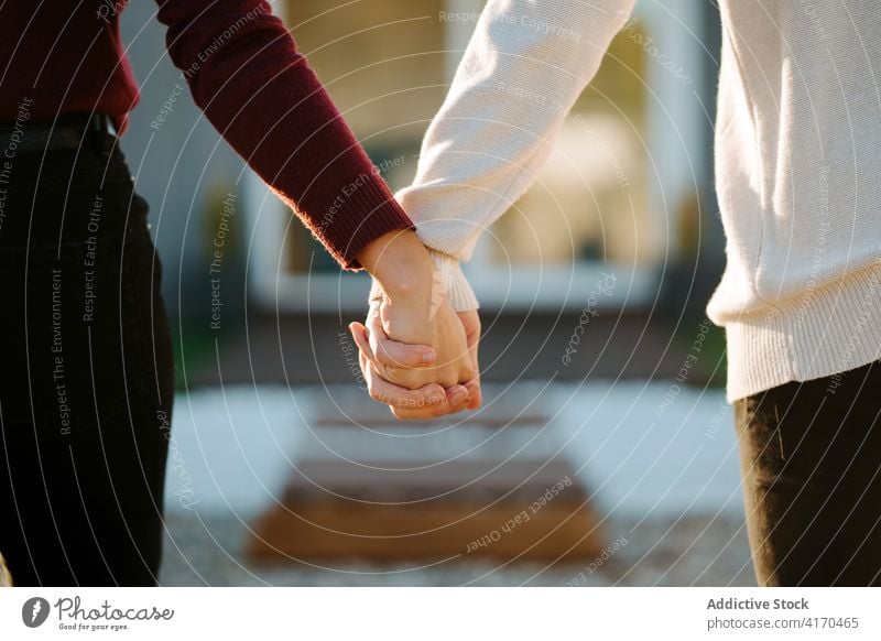 Verliebtes Paar hält Hände in der Nähe der Hütte Händchenhalten Liebe berühren Bonden Partnerschaft Zusammensein Cottage Haus Gebäude sonnig Freund Angebot