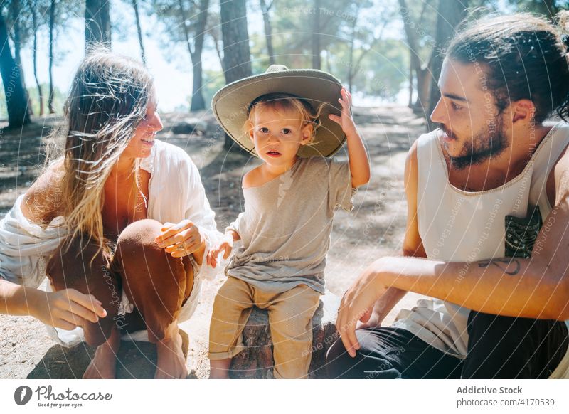 Familie verbringt gemeinsames Wochenende im Wald Barfuß Hippie Paar sich[Akk] entspannen Kind Hut niedlich Zusammensein multiethnisch rassenübergreifend