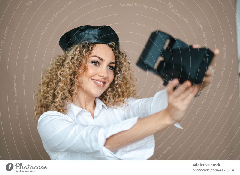 Charmante Frau nimmt Selfie auf Sofortbildkamera Lächeln Glück Fotoapparat Selbstportrait Gesicht machen Lippe Atelier charmant sofort Stil Zeitgenosse trendy