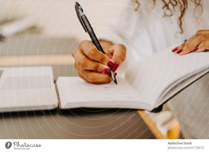 Beschäftigte Frau macht sich Notizen im Planer schreiben Notebook beschäftigt zur Kenntnis nehmen Unternehmer Beruf Laptop Business Geschäftsfrau freiberuflich