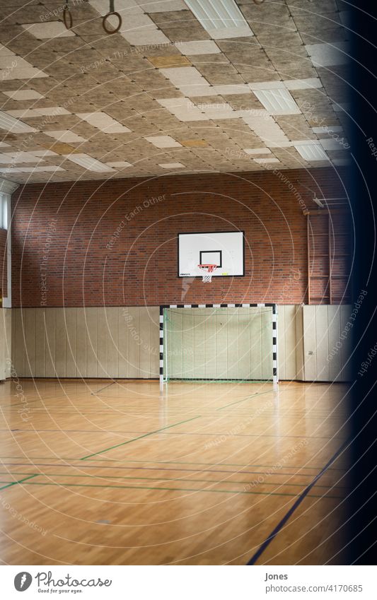 Turnhalle mit Tor und Korb Turnen Basketball Schule Schulsport Basketballkorb Fußballtor Handballtor alte Schule