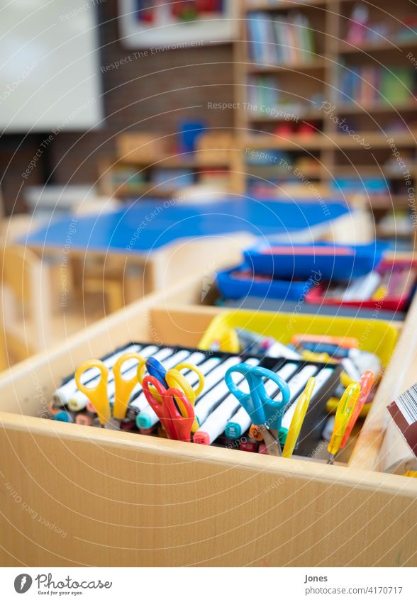 Stifte und Scheren in der Schule bunt Kindergarten Holz Unscharf farbenfroh innenaufnahme kinder spaß basteln