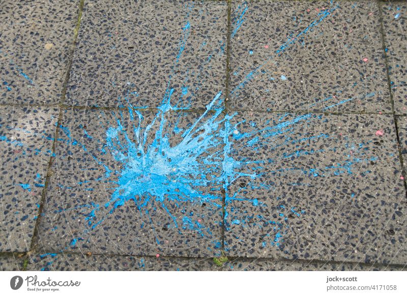 blauer Fleck auf den grauen Platten Bodenplatten Bürgersteig Strukturen & Formen Straßenkunst Farbfleck Farbstoff abstrakt Quadrat Spritzer Hintergrundbild