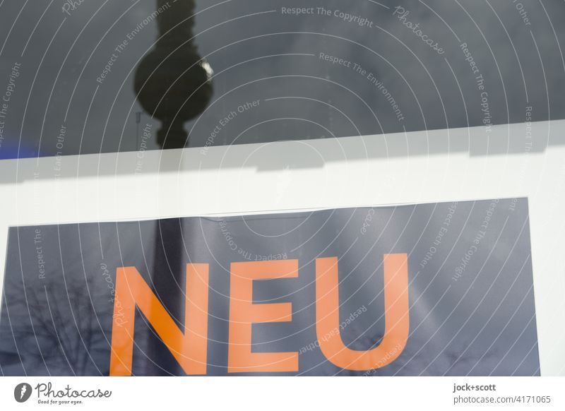 das Neueste vom Neuesten in der Stadt Wort Typographie Berliner Fernsehturm Glasscheibe Plakat einfach neu Angebot Silhouette Reflexion & Spiegelung Unschärfe