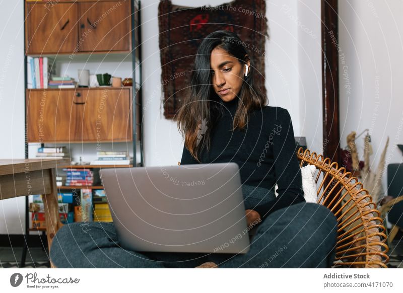Ethnische Frau liest Nachrichten auf einem Laptop online Internet lesen ethnisch Inder Wunder unglaublich Apparatur Gerät Anschluss Netbook verwirren verblüfft