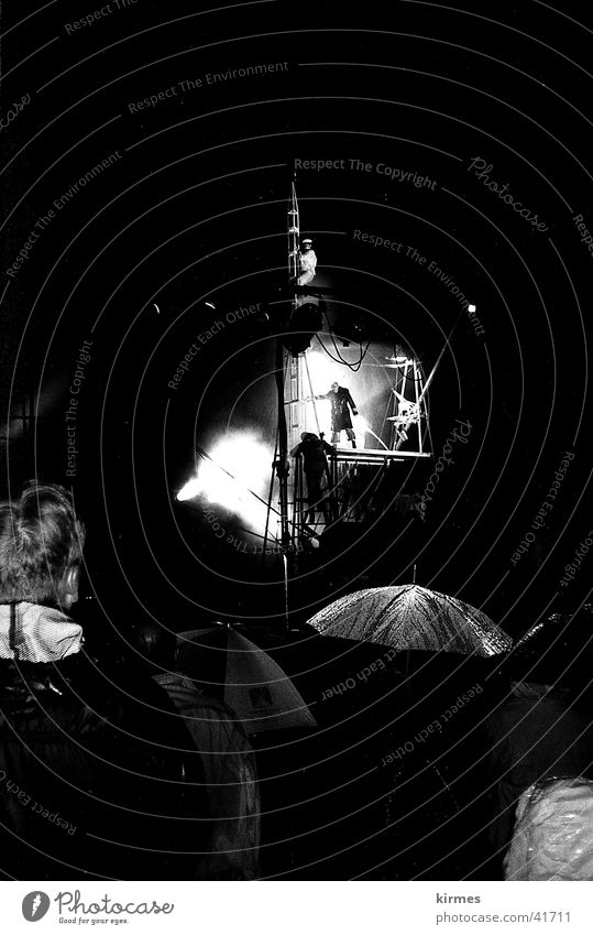 Titanic 2 Straßentheater Franzosen Nacht Freizeit & Hobby Theaterschauspiel Schauspieler Schwarzweißfoto Regen Wasserspiele