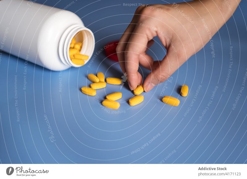 Anonyme Frau nimmt gelbe Pillen Tablette Hand nehmen Vitamin Gesundheitswesen medizinisch Ergänzung Flasche Leckerbissen Medizin Medikament Therapie Produkt
