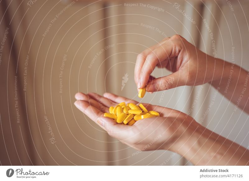 Anonyme Person zeigt gelbe Pillen Tablette Hand Vitamin Gesundheitswesen medizinisch Ergänzung zeigen manifestieren Leckerbissen Medizin Medikament Therapie