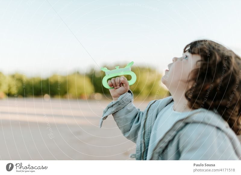 Nettes Kind spielt mit Drachen Milan Kindheit 1-3 Jahre Kaukasier Mädchen authentisch Frühling Farbfoto Außenaufnahme Lifestyle Tag Kindheitserinnerung