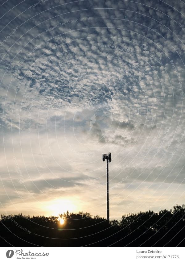 Kommunikationsturm im Sonnenuntergang Fernmeldeturm Telekommunikation Informationstechnologie Technik & Technologie Sendemast Turm Übertragung Drahtlos