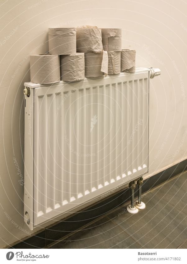 Toilettenpapier auf einem Heizkörper WC Stapel Rolle Klopapier Klopapierrolle Gebäude Hygiene Coronavirus sanitär Häusliches Leben Bad Sauberkeit Innenaufnahme