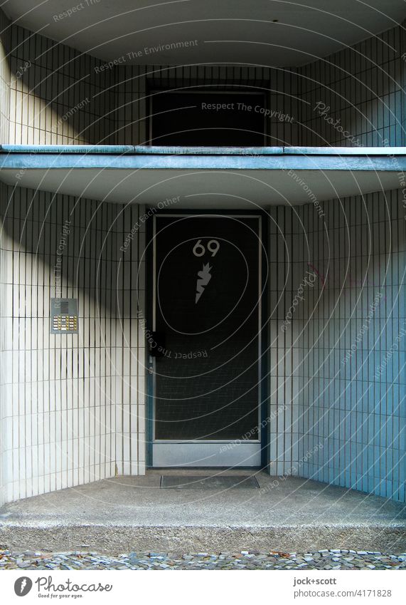 Eingang 69 Eingangstür Hauseingang Strukturen & Formen Kreuzberg Berlin Architektur Fliesen u. Kacheln Symmetrie Oberlicht Klingelanlage Stufe Hausnummer