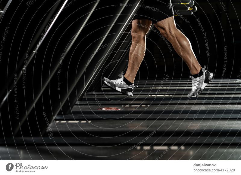 starker Mann läuft auf Laufband Aktion aktiv Aktivität Erwachsener Athlet sportlich Pflege Club Gerät Fitness Fuß Fitnessstudio Gesundheit Jogger Bein Lifestyle