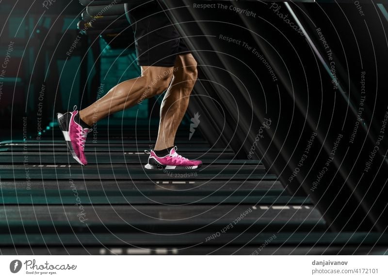 starker Mann läuft auf Laufband Aktion aktiv Aktivität Erwachsener Athlet sportlich Pflege Club Gerät Fitness Fuß Fitnessstudio Gesundheit Jogger Bein Lifestyle