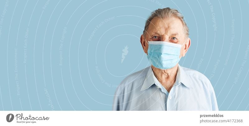 Älterer männlicher Patient mit Gesichtsmaske zum Schutz vor dem Coronavirus Covid-19 covid-19 Person Mundschutz Krankheit Gesundheitswesen Hygiene Virus