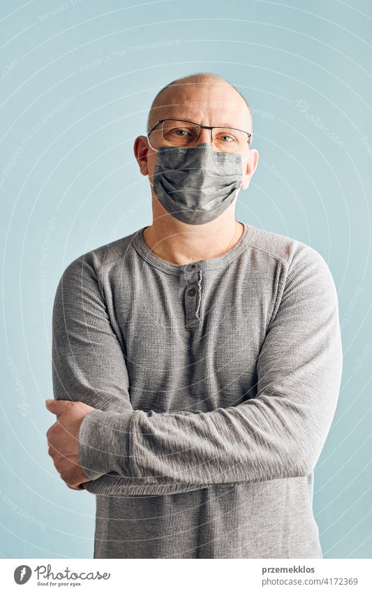 Männlicher Patient mit Gesichtsmaske. Tragen einer medizinischen Maske zum Schutz vor dem Coronavirus Covid-19 während der Pandemie covid-19 Person Mundschutz