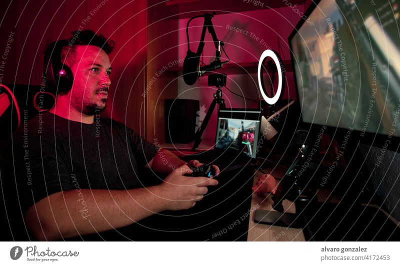 ein Gamer, der spielt und live mit Mikrofonen und Kameras streamt Spiel Internet Spielen Kopfhörer online Technik & Technologie che Headset Spieler spielen
