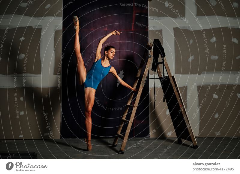 junge Balletttänzerin im Studio Leistung Tänzer Frau Flexibilität Tanzen Weiblichkeit strecken Split zierlich theatralisch professionell Ballerina Künstlerin