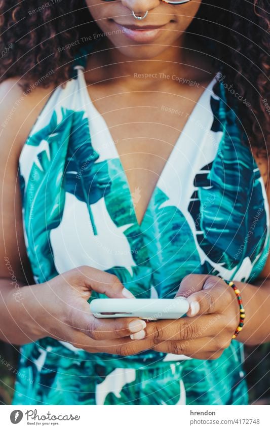 Nahaufnahme eines afrikanischen Mädchens mit ihrem Smartphone Frau Afrikanisch Telefon Mitteilung Technik & Technologie Funktelefon klug Mobile Zelle Afro-Look